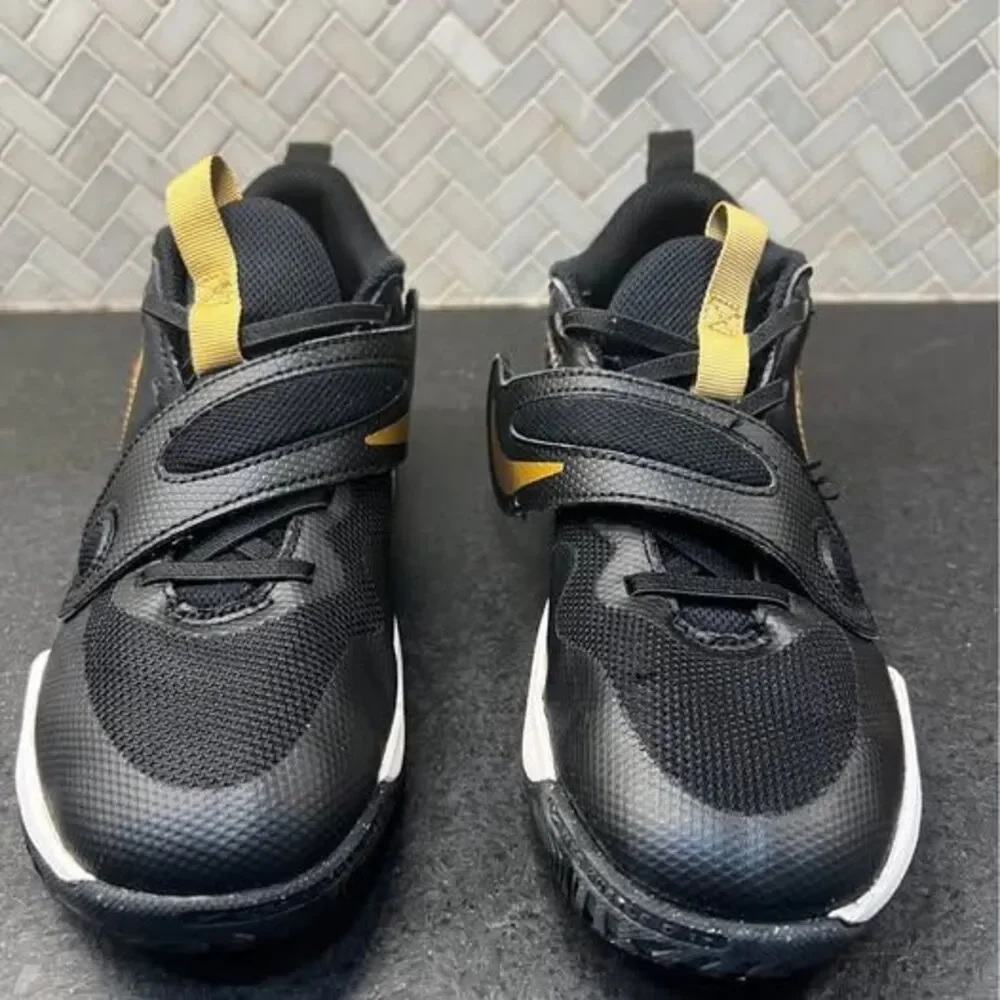 Boy’s size 3 Nike Team Hustle basketball shoes